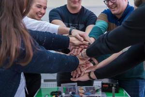 studenten vieren met succes afgewerkt project foto