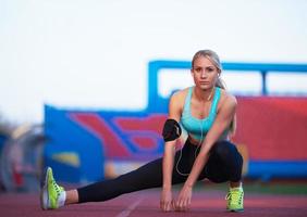 sportief vrouw Aan atletisch ras bijhouden foto