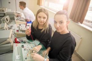 studenten aan het doen praktijk in de elektronisch klas foto