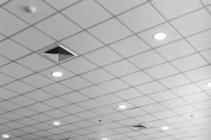 fluorescerend lamp Aan de modern plafond foto