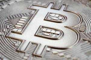 dichtbij omhoog schot van een fysiek bitcoin met een glimmend Verlichting oppervlakte gemaakt van chocola. abstract beeld van de crypto valuta in een eetbaar het formulier foto