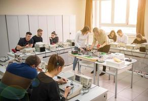 studenten aan het doen praktijk in de elektronisch klas foto