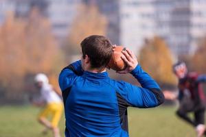 Amerikaans Amerikaans voetbal team met trainer in actie foto