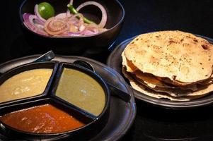 traditioneel vegetarisch Indisch thali lunch- voedsel en maaltijden. compleet voedingswaarde Indisch voedsel foto