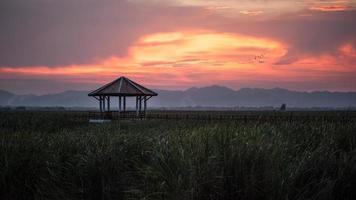 mooi zonsondergang Bij Sam roi jod nationaal park, Thailand. foto