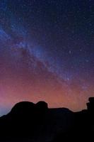 melkachtig manier heelal en sterren in nacht lucht in Mekong rivier- Sam pan bok groots Ravijn ubon ratchathani provincie Azië Thais foto