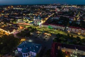 antenne nacht panorama met uitzicht oud dorp, stedelijk ontwikkeling, historisch gebouwen, tweesprong foto