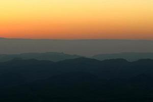 zonsopkomst Aan de kust van de dood zee in Israël. de zon stijgt van achter de bergen in Jordanië. foto