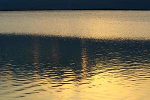 zonsopkomst Aan de kust van de dood zee in Israël. de zon stijgt van achter de bergen in Jordanië. foto