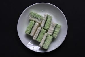 heerlijk groen en wit stukken van pastille met kokosnoot Aan een bord. zoet pastille tussendoortje voor thee. foto