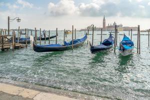 venetië, italië, 2014. gondels afgemeerd aan de ingang van het grote kanaal foto