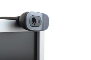 een modern web camera is geïnstalleerd Aan de lichaam van een vlak scherm monitor. apparaat voor video communicatie en opname van hoog kwaliteit video foto