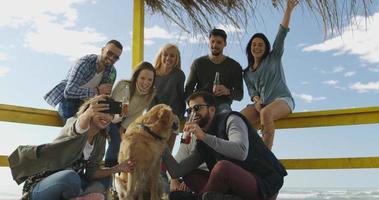 groep van vrienden hebben pret Aan herfst dag Bij strand foto