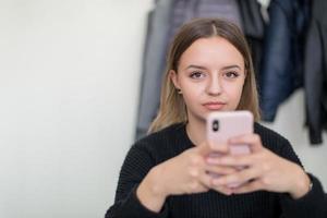 vrouw leerling gebruik makend van een mobiel telefoon foto