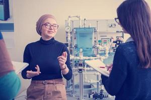 jong studenten aan het doen praktijk in de elektronisch klas foto