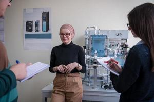 jong studenten aan het doen praktijk in de elektronisch klas foto