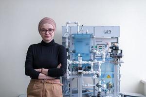 portret van moslim vrouw leerling in de elektronisch klas foto