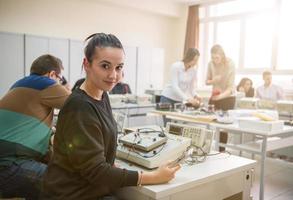 studenten aan het doen praktijk in de elektronisch klas foto