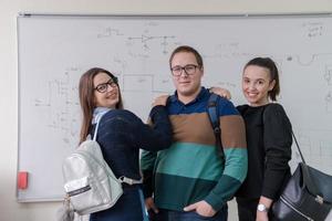 portret van jong studenten in voorkant van schoolbord foto