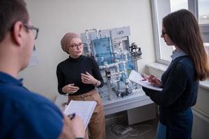 jong studenten aan het doen praktijk in de elektronisch klas foto