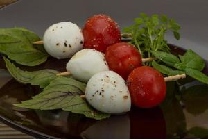 caprese salade Aan hout foto