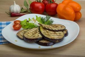 gegrild aubergine Aan hout foto