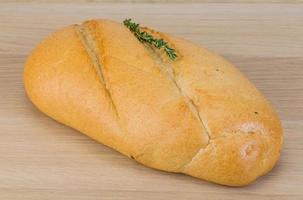 baguette brood Aan hout foto