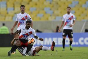 rio, Brazilië - april 11, 2018 - harold reina speler in bij elkaar passen tussen fluminense en nacional potossi door de sulamerica kampioenschap in maracana stadion foto