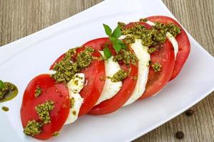 caprese salade op bord foto