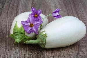 wit aubergines Aan hout foto