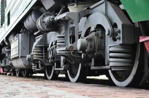 wielen van een Russisch modern locomotief foto