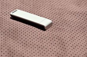 een modern portable USB Wifi adapter is geplaatst Aan de bruin sportkleding gemaakt van polyester nylon- vezel foto