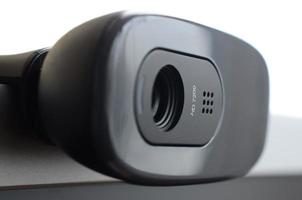 een modern web camera is geïnstalleerd Aan de lichaam van een vlak scherm monitor. apparaat voor video communicatie en opname van hoog kwaliteit video foto