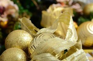 foto van luxe geschenk dozen onder Kerstmis boom, nieuw jaar huis decoraties, gouden omhulsel van de kerstman presenteert, feestelijk Spar boom versierd met guirlande, kerstballen en speelgoed, traditioneel viering