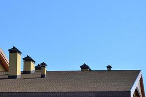 modern dakbedekking en decoratie van schoorstenen. flexibel bitumen of leisteen gordelroos. de afwezigheid van corrosie en condensatie ten gevolge naar de flexibel dak foto