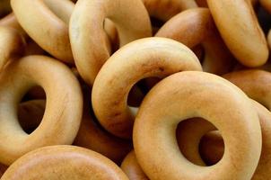 detailopname foto van vers geel bagels. een populair soort van meel producten. een van de traditioneel Russisch behandelt voor thee