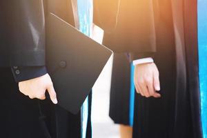 groep van afgestudeerden gedurende aanvang. concept onderwijs felicitatie in Universiteit. diploma uitreiking ceremonie , gefeliciteerd de afgestudeerden in Universiteit gedurende aanvang. foto