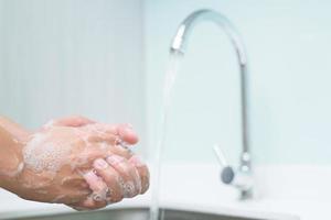 schoonmaak handen. het wassen hand- onder de kraan keuken wastafel met water betalen aarde schoonmaak kiemen bacterie en virus voor hygiëne. Gezondheid zorg concept. foto