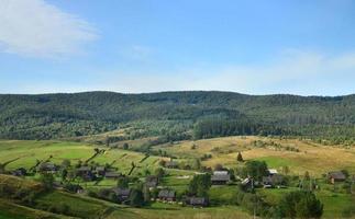 foto van de Karpaten bergen, welke hebben een veel van naald- bomen. Woud en berg landschap in de vroeg herfst seizoen