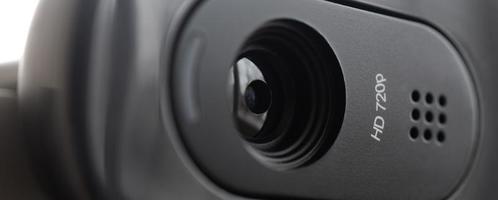 een modern web camera is geïnstalleerd Aan de lichaam van een vlak scherm monitor. apparaat voor video communicatie en opname van hoog kwaliteit video foto