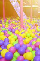 veel kleurrijk plastic ballen in een kinderen' ballenbak Bij een speelplaats foto