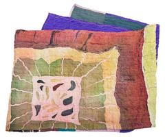 sjaal genaaid van gebalde geschilderd zijde batik foto