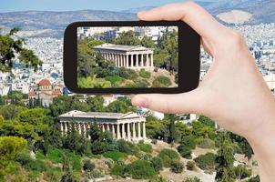 toerist nemen foto van tempel in Athene