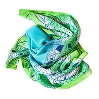 verpakt blauw en groen hand geschilderd sjaal geïsoleerd foto