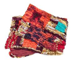 gevouwen gestikt rood bruin lapwerk sjaal geïsoleerd foto