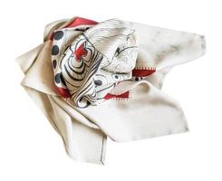 verpakt zijde sjaal met abstract afbeelding geïsoleerd foto