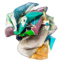 verfrommeld hand- geschilderd batik zijde sjaal geïsoleerd foto