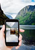 toerist nemen foto van fjord in Noorwegen