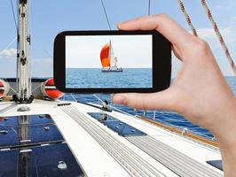 nemen foto jacht met rood zeil in adriatisch zee