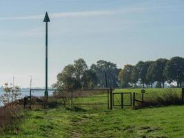 gegroet dorp Bij de Rijn rivier- foto